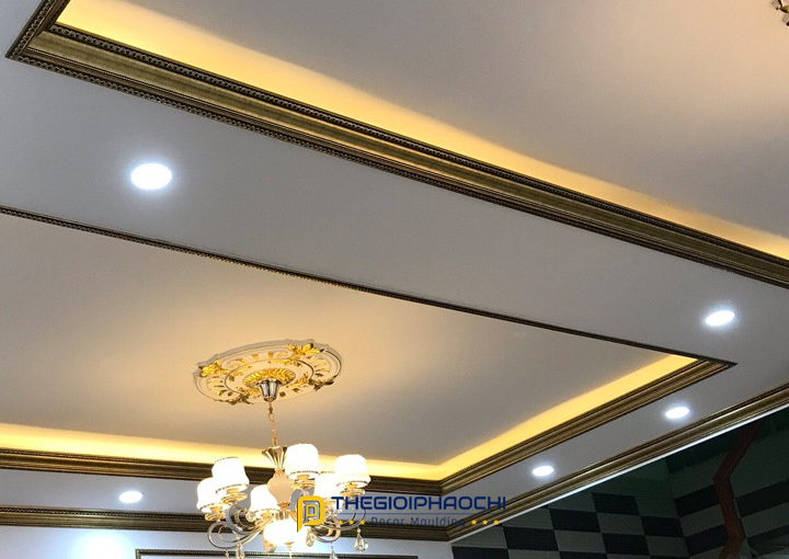 phào chỉ trần nhà màu đồng sang trọng